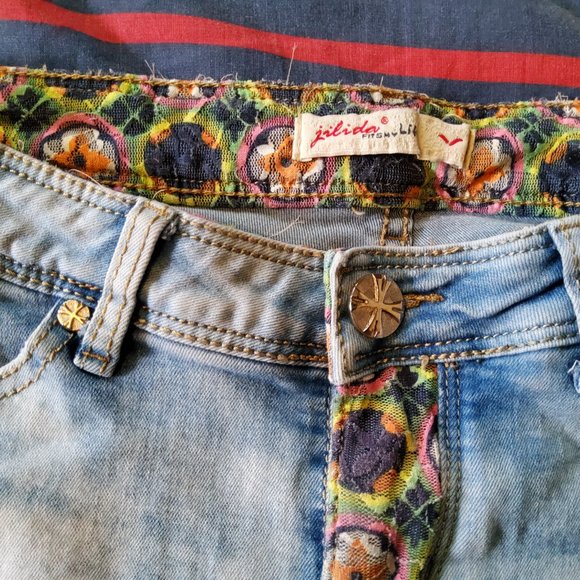 Shorts - Picture 4 of 5